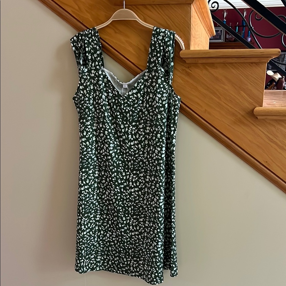 Executive Floral Green Dress with With Designs Size Large New With Tag